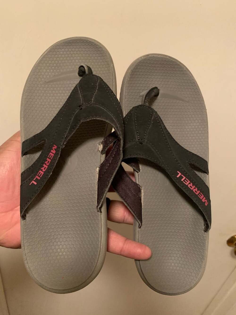 Merrell Women's Black and Rose Red Thong Sandals Size 5 US